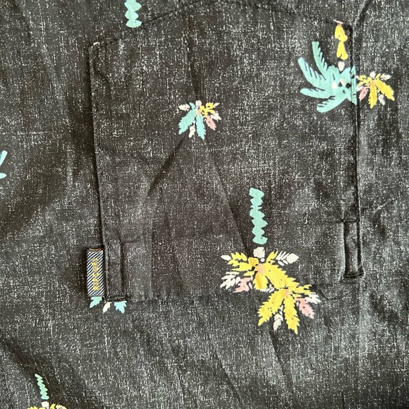 RIP CURL Inside-Out, Button Up with Colourful Palm Trees - Picture 3 of 8